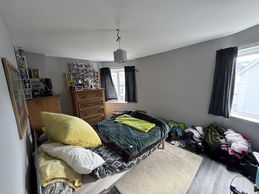 Lot: 68 - MIXED USE INVESTMENT CLOSE TO THE TOWN CENTRE - First floor flat bedroom